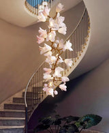 Kronleuchterbeleuchtung für Treppen mit Blumenstrauß