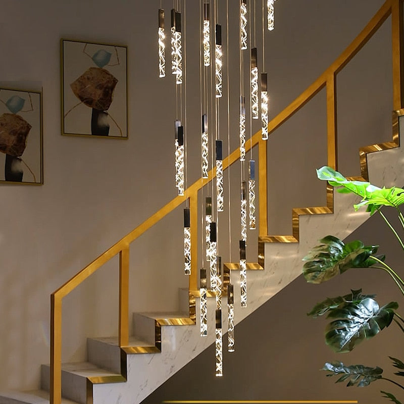 Lumière de lustre en cristal d'escalier