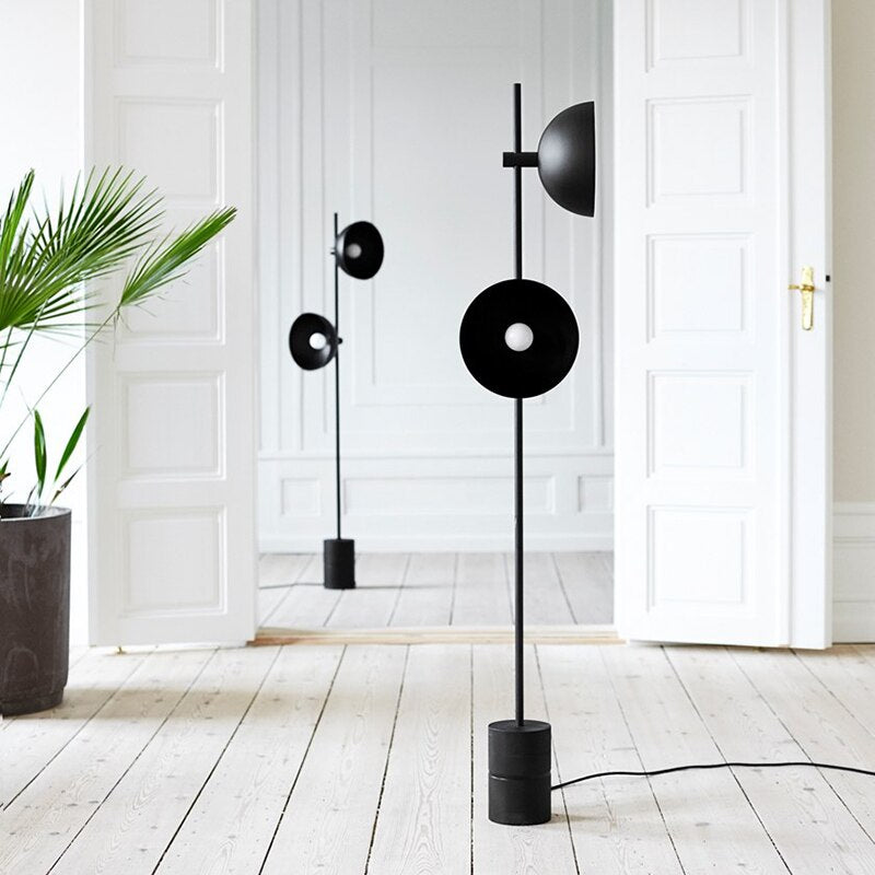 Lampe sur pied lourde noire : design durable et style élégant