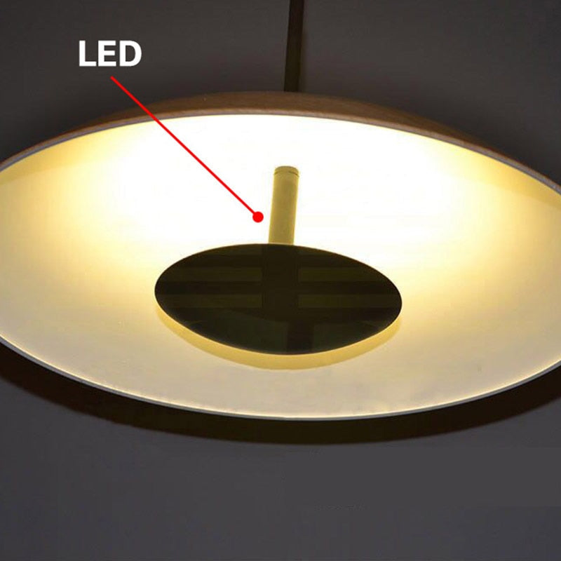 LED-Pendelleuchte mit schwarzer Holzmaserung – Esszimmer-Design