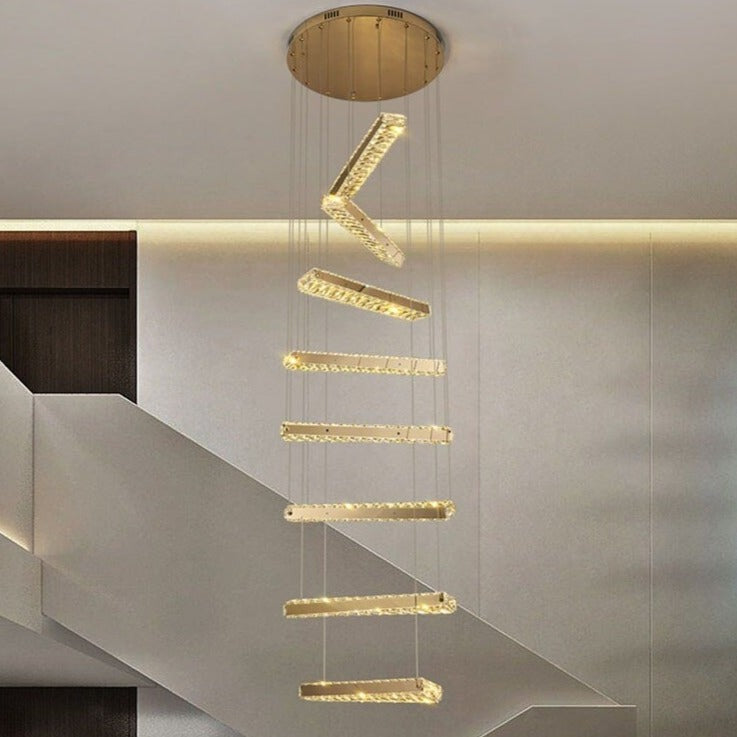 LED-Kronleuchter mit drehbaren Kristallstäben und Treppen