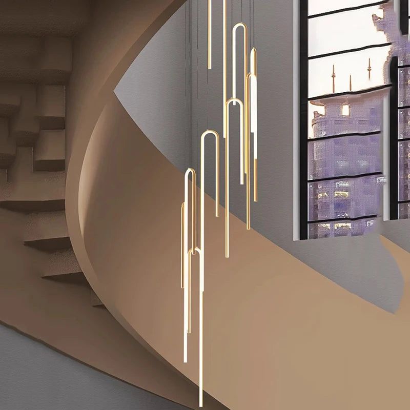 Kronleuchterbeleuchtung für Treppen mit Hakenstangen und linearer Beleuchtung