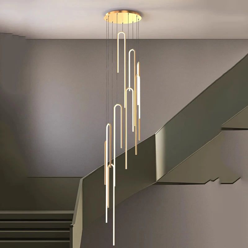 Kronleuchterbeleuchtung für Treppen mit Hakenstangen und linearer Beleuchtung